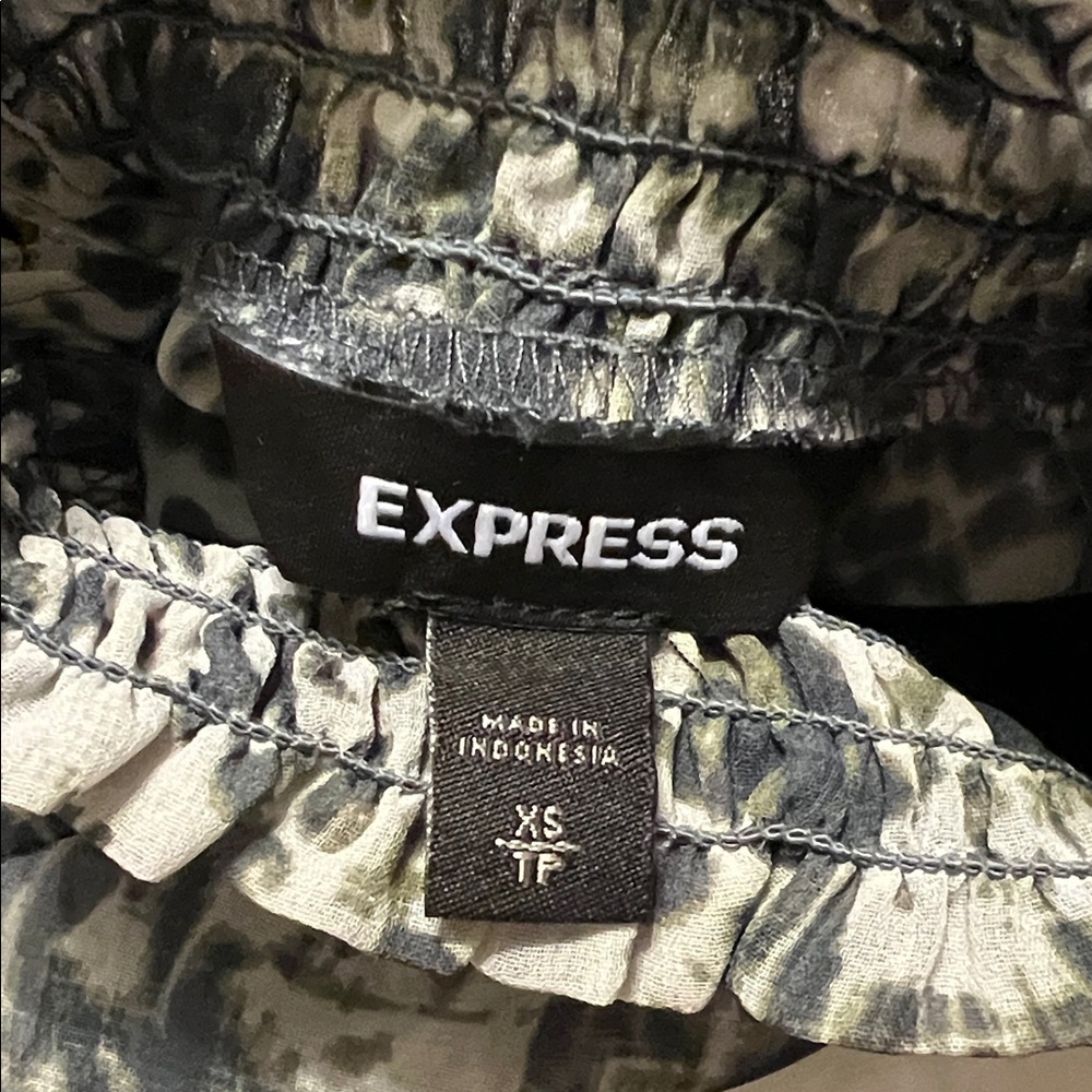 Express Gray And Black Patterned Blouse - image 3